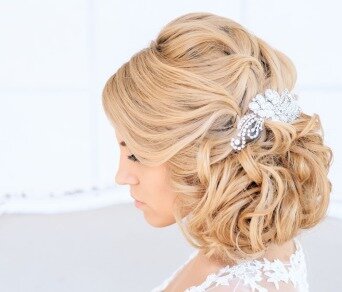 Свадебные прически на средние волосы: 50 фото идей | centerforstrategy.ru