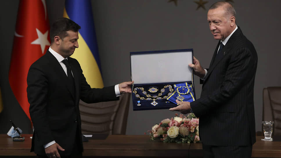 Ну нельзя с таким лицом ордена президентам вручать. И не президентам тоже нельзя. Могут за хохму принять.