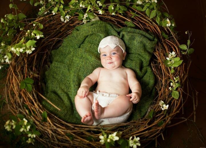 Слюнотечение у ребенка. Новорожденный зеленый. Младенец в корзинке. Новорожденный ребенок зеленый. Зеленый младенец.