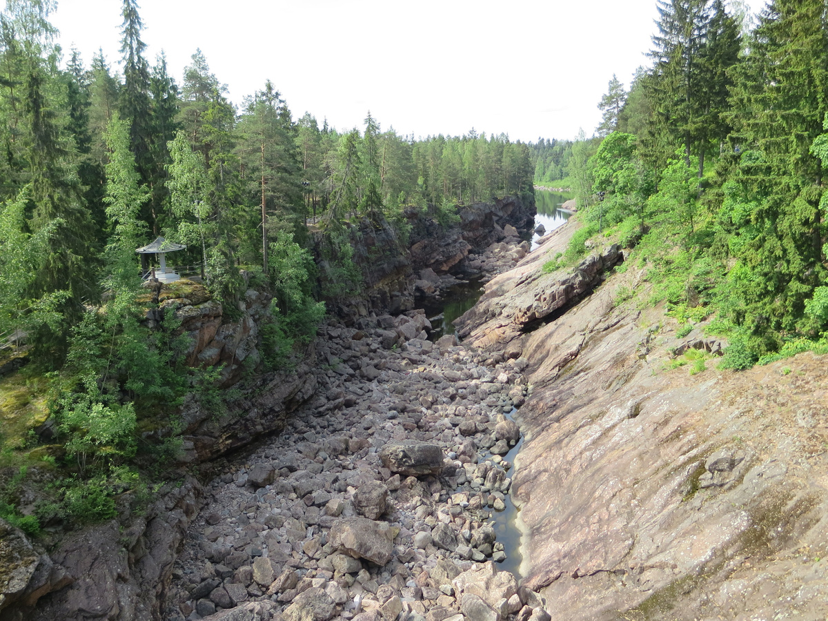 по другую сторону моста