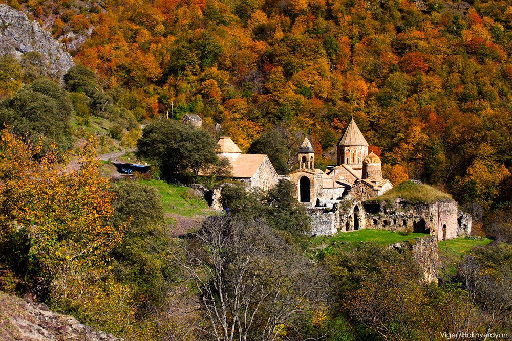 Арцах видео. Монастырь Дадиванк Нагорный Карабах. Дадиванк монастырь Армения. Монастырь Дадиванк в Карабахе. Арцах церкви Карабах.