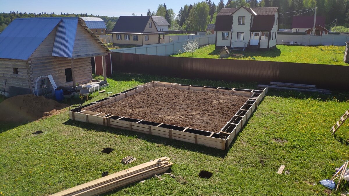 Ленточный фундамент с еще не снятой опалубкой