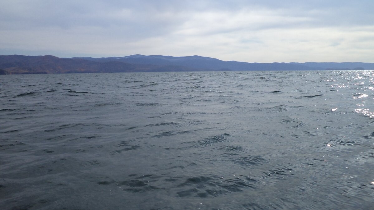 Только-только поднимается ветерок.