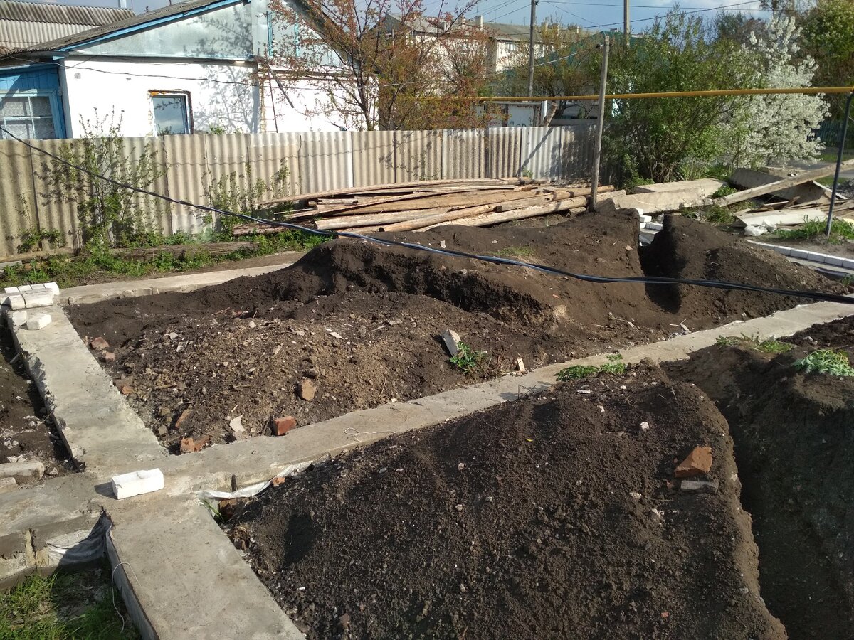 Не повторяйте моих ошибок, а то придется тоже копать траншеи, чтобы померить диагонали. 