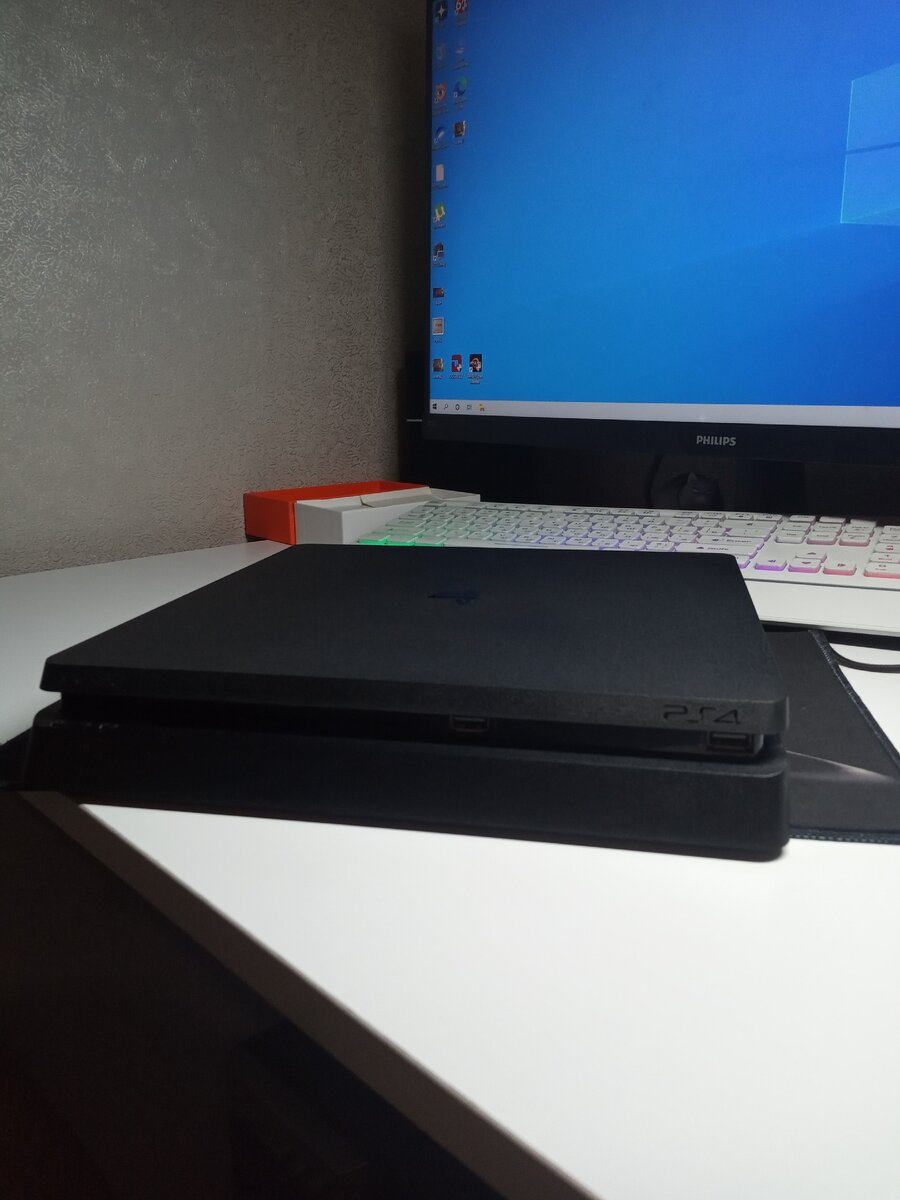 Консоль Ps4 , которую мне предоставил друг для обслуживания.