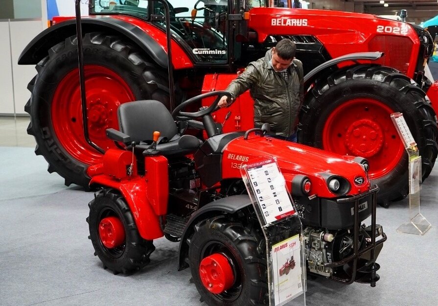 Мини трактор Kubota B1121 для домашнего хозяйства