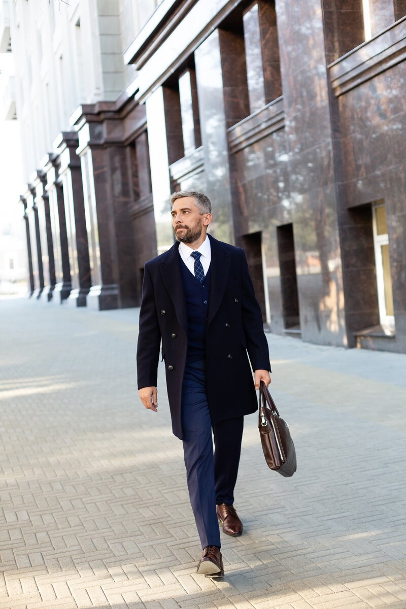 На фото: Двубортное пальто арт. OW2110-CT (Шерсть: 45%, ПЭ: 55%) ; сорочка арт. SH19005-SL; брюки арт. TR20011-297; жилет арт. KN19V002