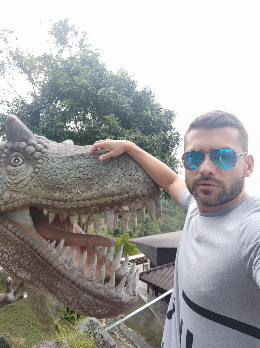 Непонятно кто здесь динозавр))