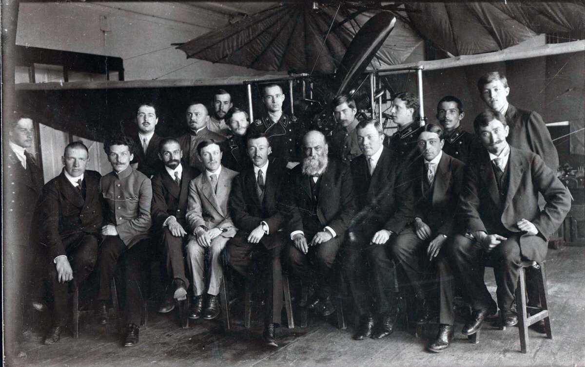 Николай Егорович Жуковский (в центре) с участниками кружка Императорского московского технического училища (ИМТУ)