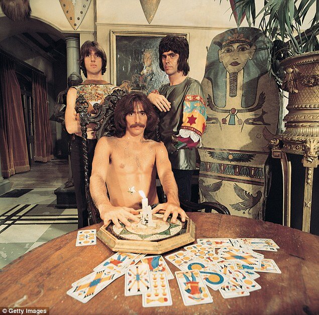 Вокальное трио группы Three Dog Night (1971 год), слева направо: Кори Уэллс, Чак Негрон, Дэнни Хаттон (источник фото: https://www.dailymail.co.uk/tvshowbiz/article-3283842/Cory-Wells-Three-Dog-Night-dies-suddenly-age-74-upstate-New-York-four-decade-music-career.html)