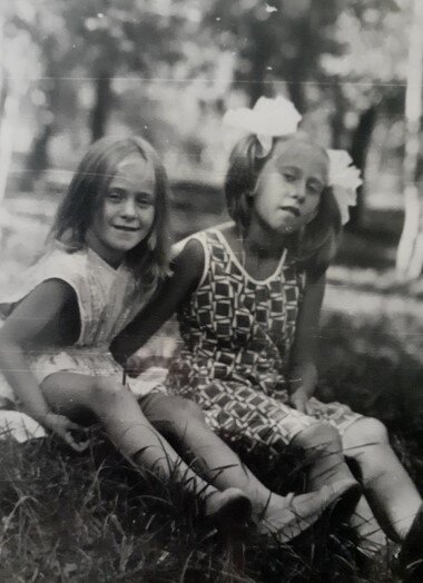 Две сестры в платьях от мамы. Фото: автора.