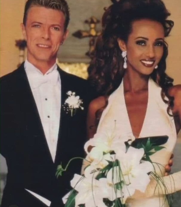 Дэвид Боуи и Иман. Брак бунтаря и экспериментатора с темнокожей моделью можно назвать образцовым. И это при  том, что до знакомства с будущей женой артист не отказывал себе ни в интригах, ни в беспорядочном сексе. Почти невозможная тонкость и грация Иман не только сделали её любимой моделью Ива Сен-Лорана, но и покорили рок-звезду. В 1992 году пара поженилась и прожила в браке 25 лет, до смерти Боуи. 