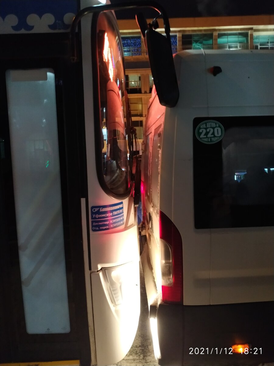 Автобус догнал микробус на остановке Мир (Уфа) 