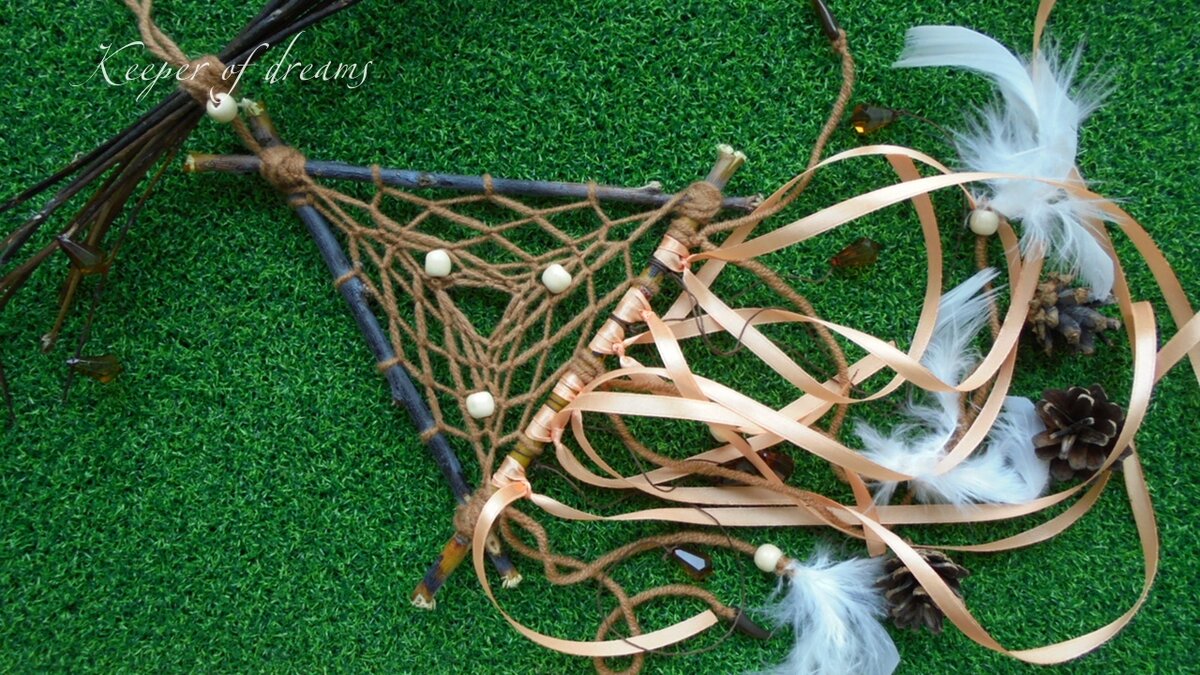 На фото показаны примеры ловцов, сделанных мной , и нашедших свой дом. Это ловец снов под названием: "Этника"