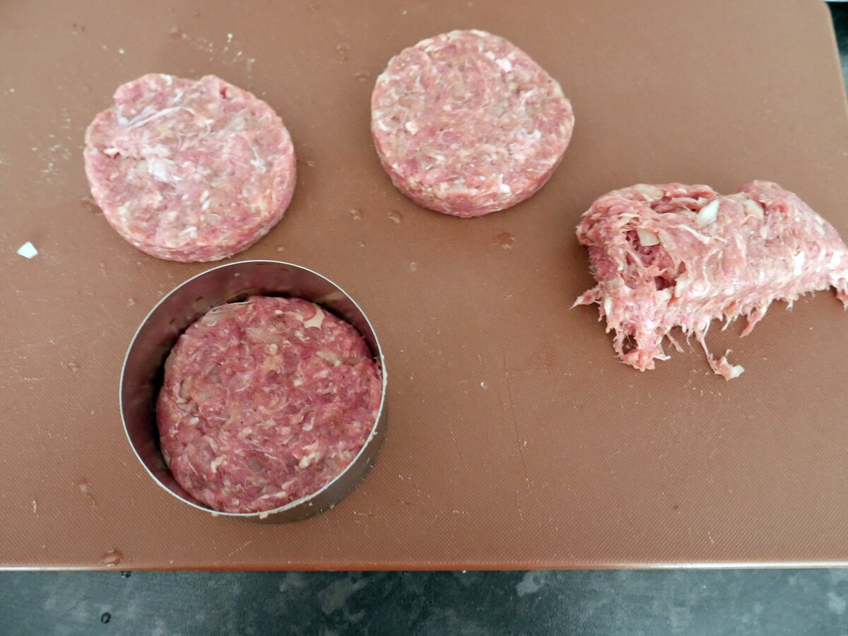 Можно и руками слепить «шайбу», но это сложнее.