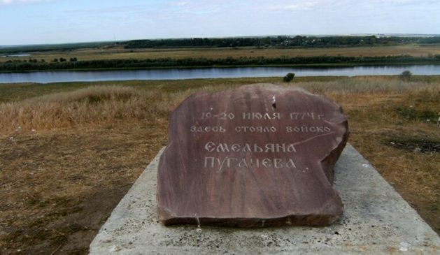           Место начевки армии Пугачева на берегу р. Сура. (Фото из личного архива).