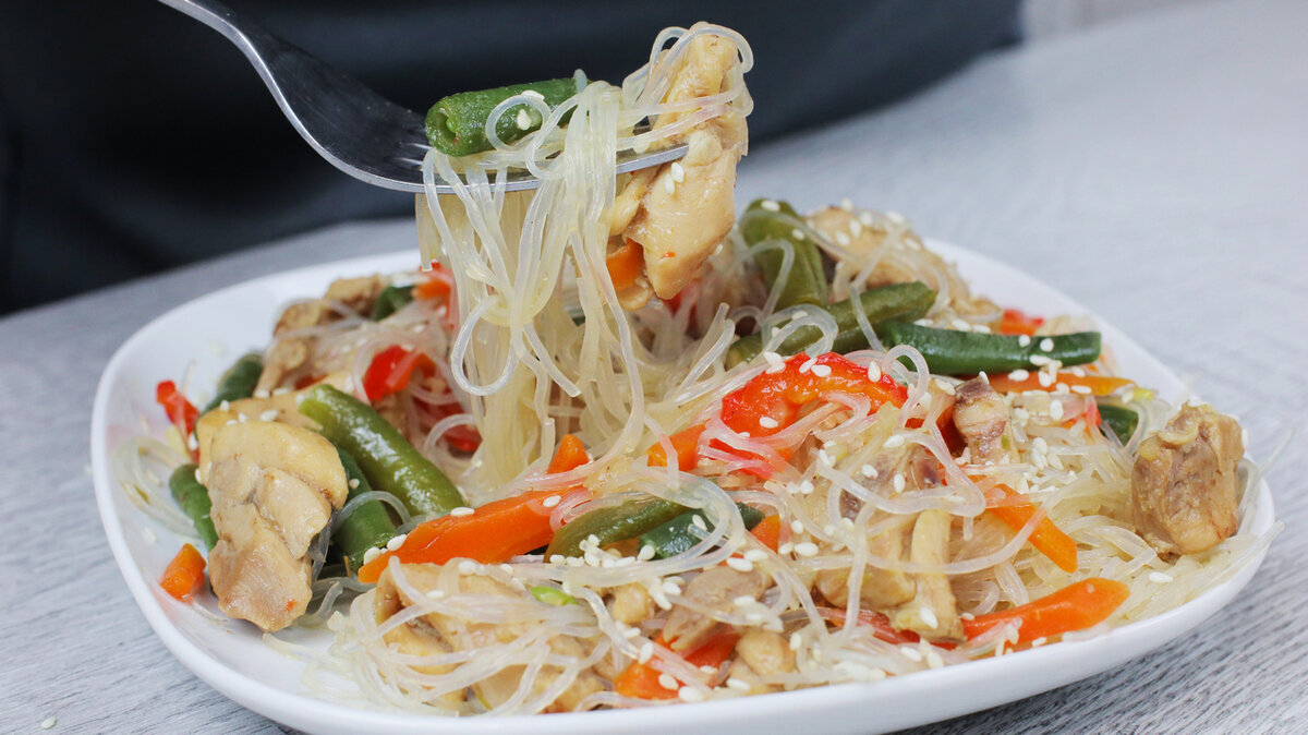 Фунчоза с курицей и овощами