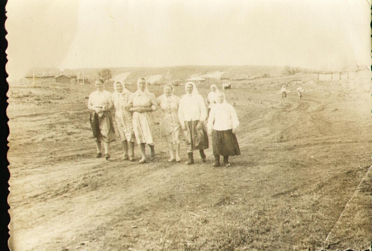 Центр села Каменка, предположительно 1960-е годы. Крайняя справа - моя бабушка, о рассказах которой идёт речь в этой публикации.