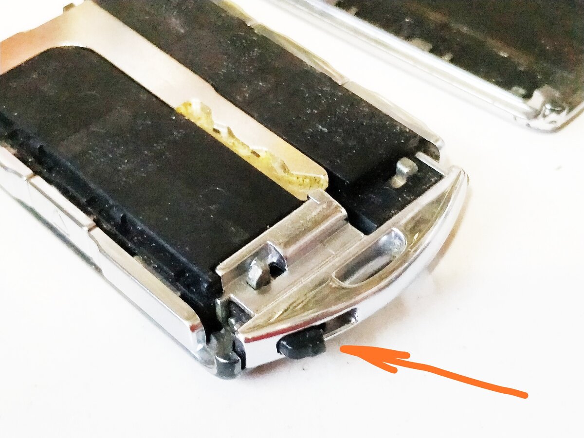 Та самая, сломанная клавиша. Уже со снятой крышкой с лого.