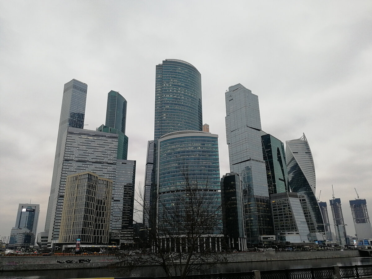 Дома, танки и серость как обыденность Москвы