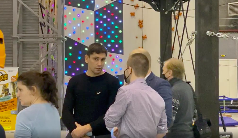На скалодроме с семьями медиков