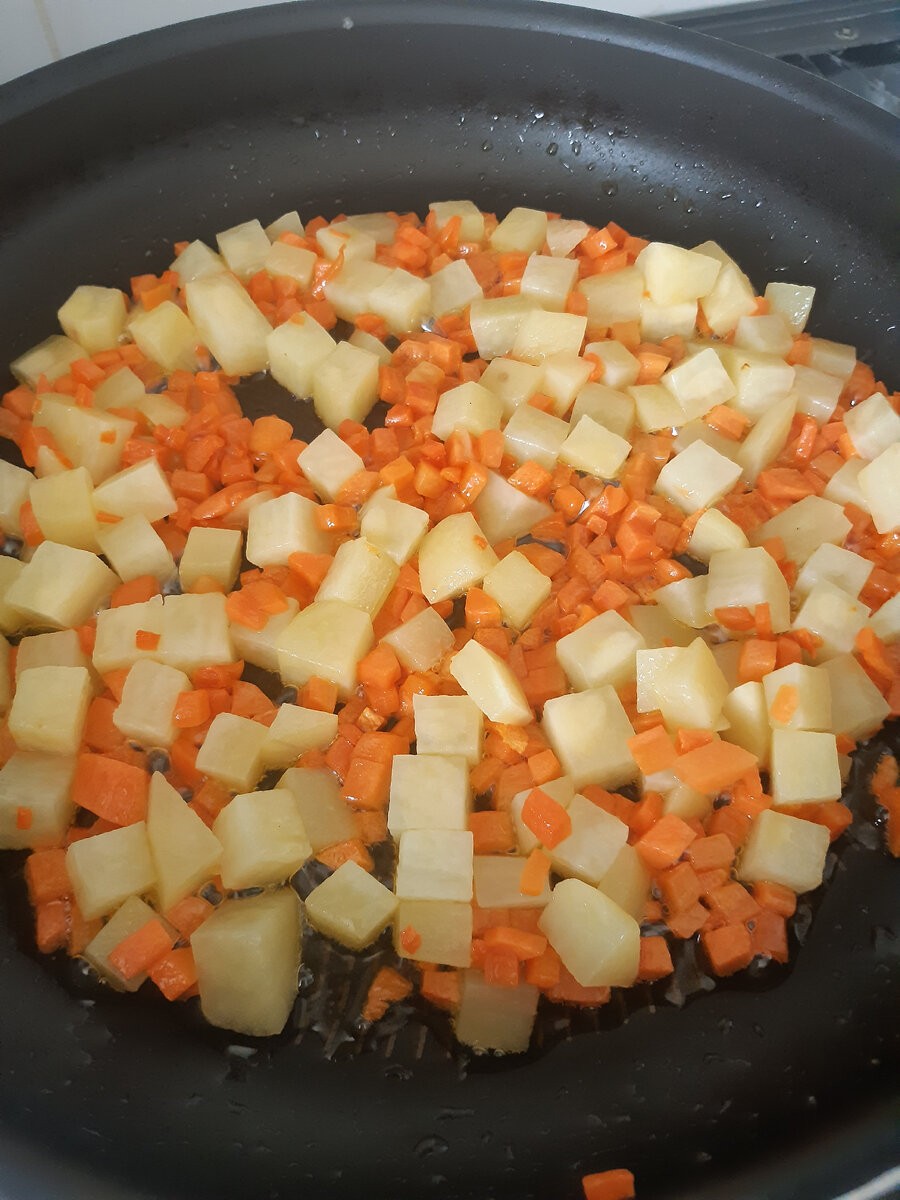 Картофель и морковь обжарены очень легко и "бережно", без поджаристости
