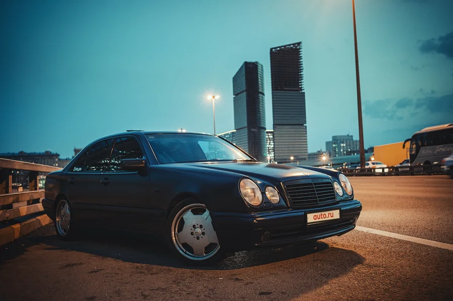 Крышуем банки, сидим в особняке на Таганке.Источник фото - https://auto.ru/cars/used/sale/mercedes/e_klasse/1091519710-e5635d99/