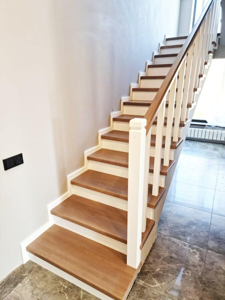 Трехэтажная лестница в доме на заказ