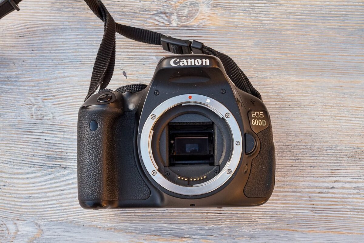 Выпуск модели на рынок произошел в 2011 году. Canon 600D, он же — Rebel Ti3, Kiss X5, обладает кропнутым сенсором, матрицей 18 Мпикселей, поддерживает видеосъемку в HD1080P (1920×1080).-2