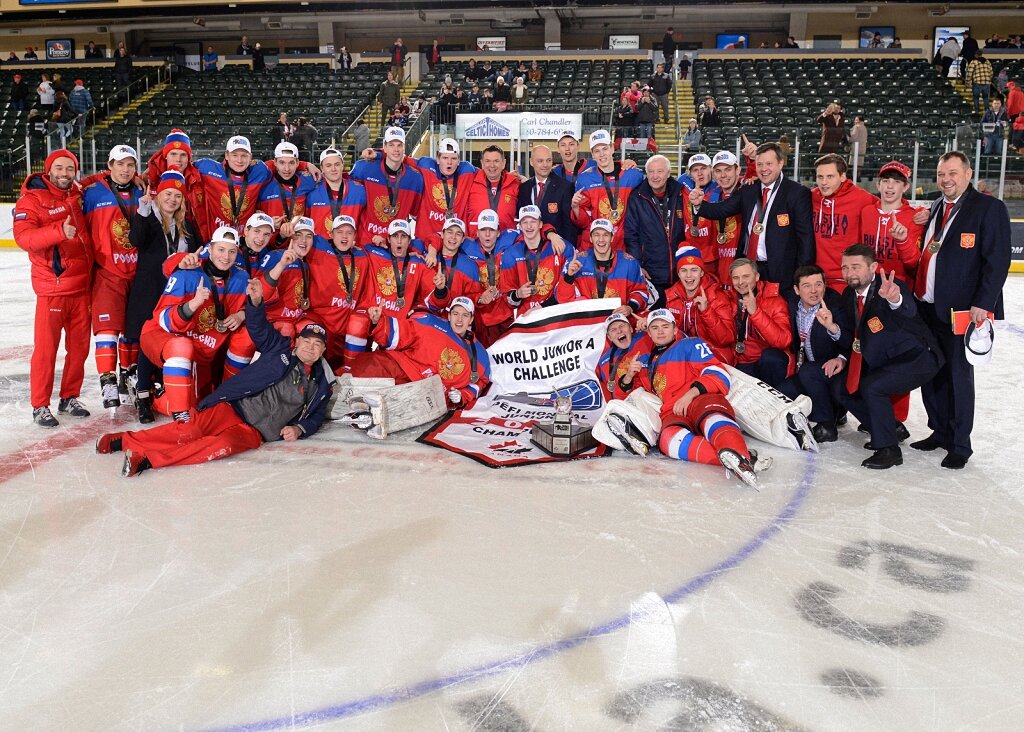 Сборная России U-17 - победитель кубка Вызова 2019 года. Тренер - Сергей Голубович - крайний справа