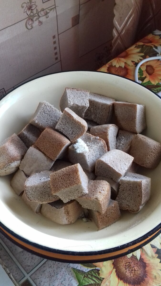 из 1 булки получается 16 таких сухариков. фото автора