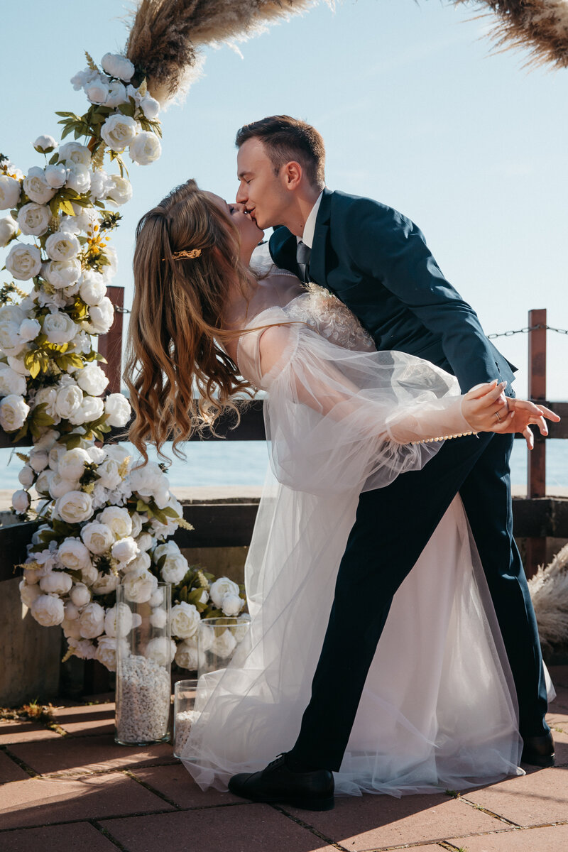 Поцелуй молодоженов