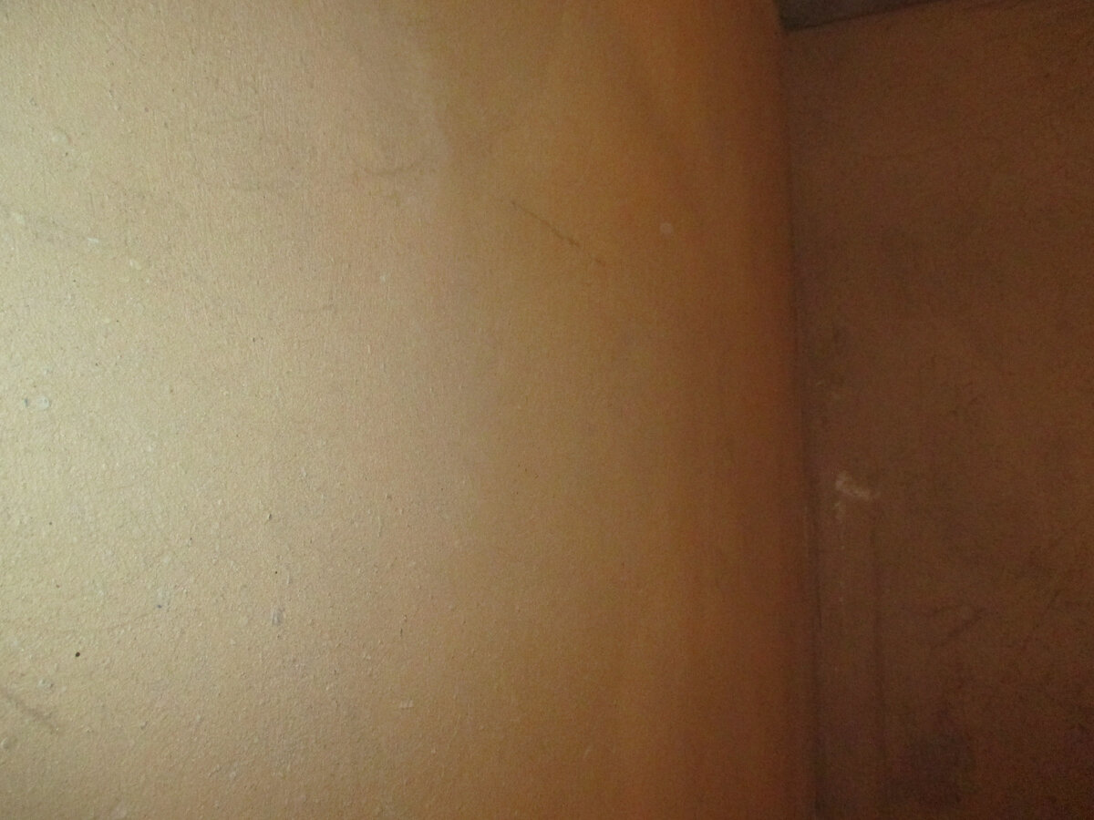 Стены до подготовки их к поклейке обоев