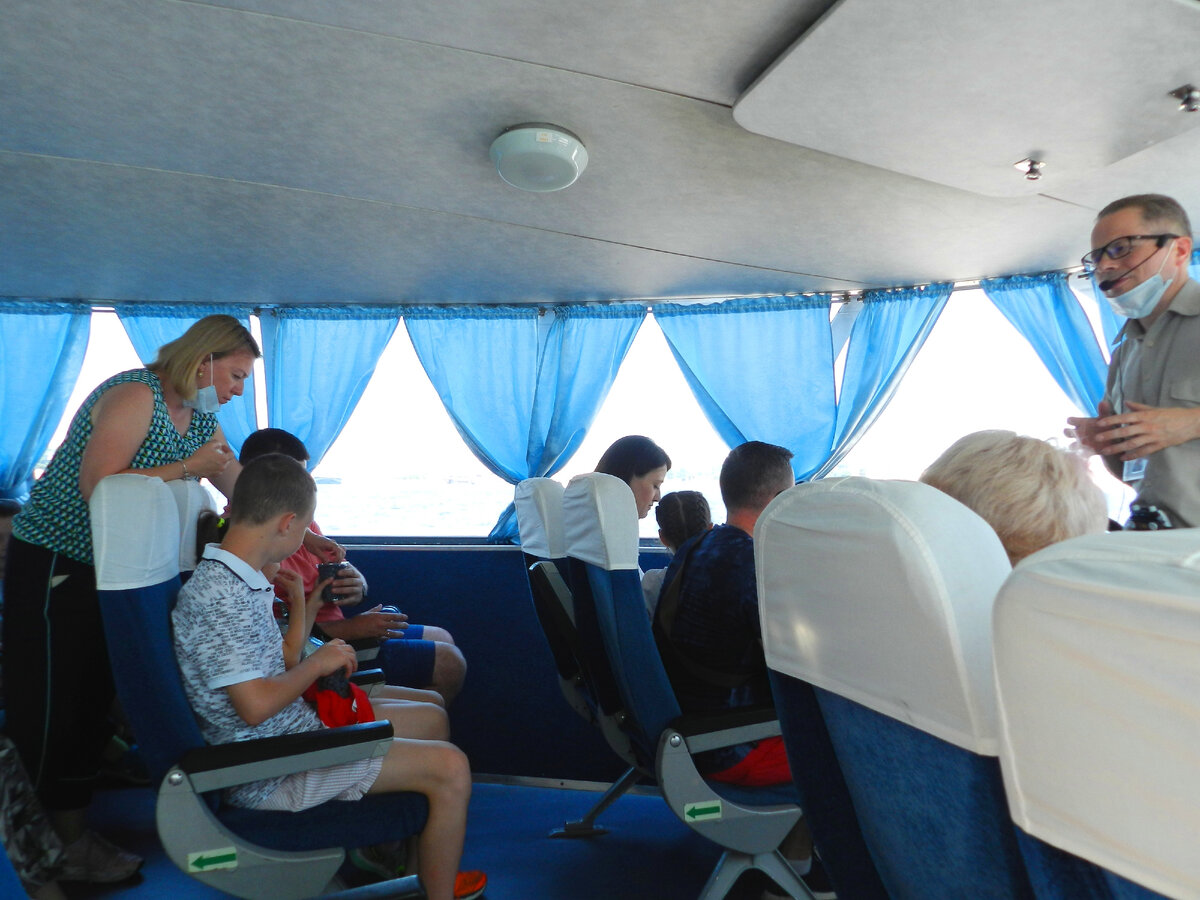 Пассажирский салон на "Метеоре" очень удобный и комфортный.