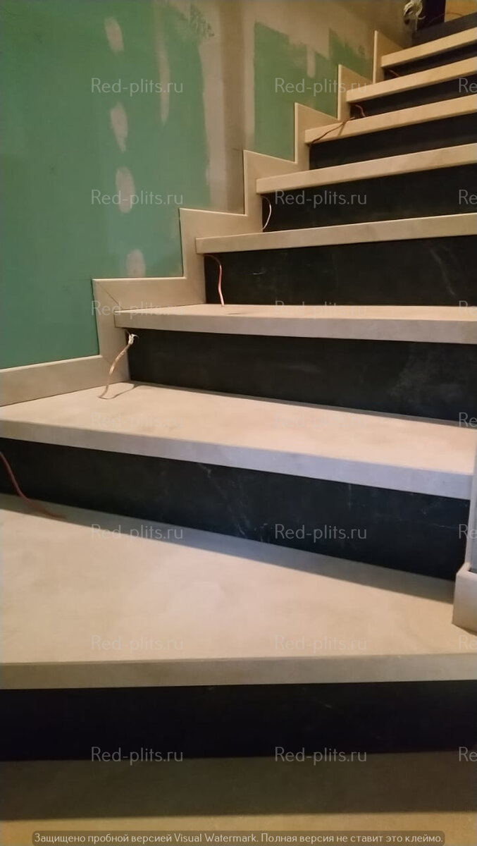 Монтаж ступеней из керамогранита с клееным капиносом в частном доме