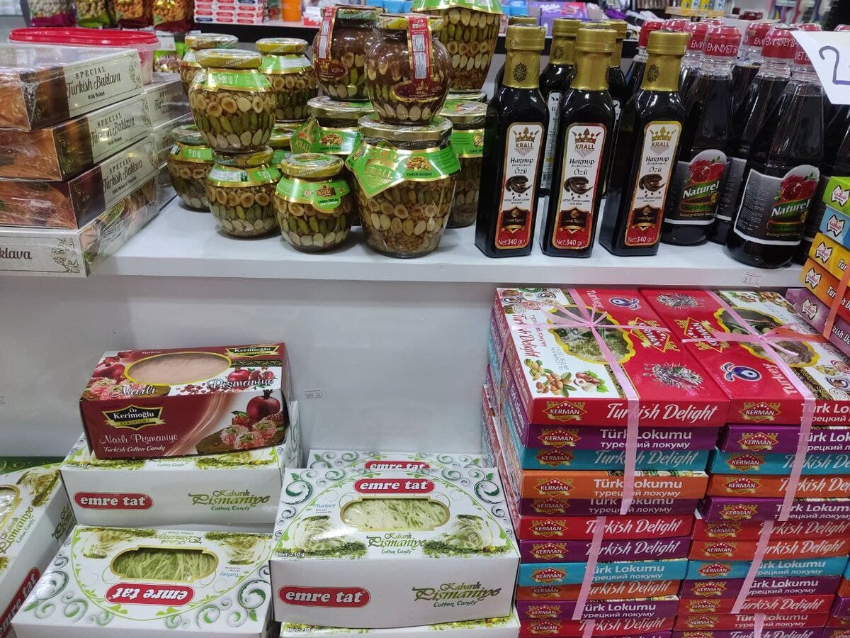 Яркие витрины турецких магазинов изобилуют вкусными сувенирами для туристов
