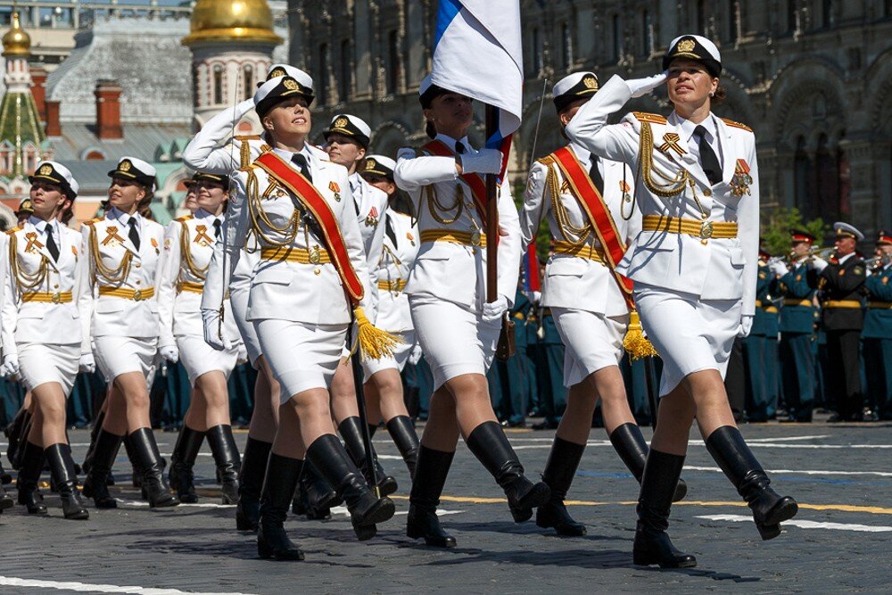 5 мая 2016 г. Девушки на параде. Девушки военные на параде. Женская парадная Военная форма. Женщины военнослужащие на параде.