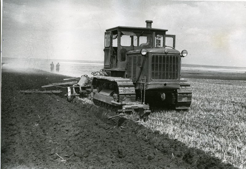 1959 год. Трактор "С-100" с приспособлением И. Логинова. Челябинская область (Федеральное государственное бюджетное учреждение культуры "Государственный центральный музей современной истории России")