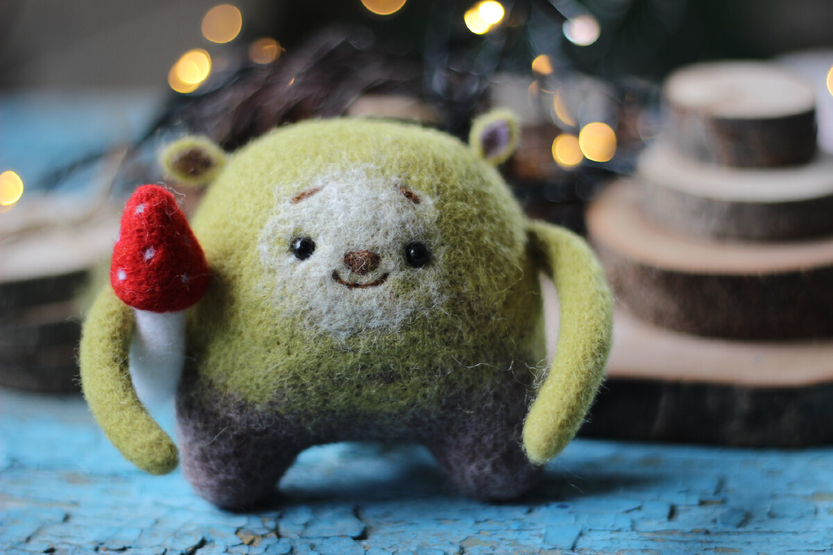 Начинать валять крупные игрушки можно из черновой шерсти или сверху шерстяных клубочков