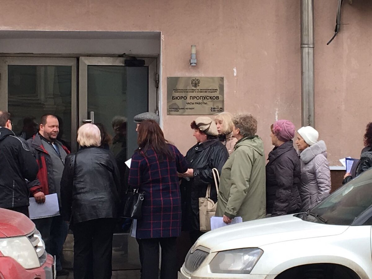 21 МАРТА, ПРЕДСТАВИТЕЛИ ЖИТЕЛЕЙ 10 РАЙОНОВ ПОДМОСКОВЬЯ, ЧЬИ ДОМА ПОПАЛИ В ОПАСНЫЕ ЗОНЫ, ПРИЕХАЛИ К ЗДАНИЮ РОСТЕХНАДЗОРА В МОСКВЕ, ЧТОБЫ ПОТРЕБОВАТЬ ПРЕКРАТИТЬ ЭКСПЛУАТАЦИЮ ГАЗОПРОВОДОВ ВБЛИЗИ САДОВОДСТВ, ДЕРЕВЕНЬ И НАСЕЛЕННЫХ ПУНКТОВ ИЗ-ЗА УГРОЗЫ БЕЗОПАСНОСТИ ИХ ЖИЗНЕДЕЯТЕЛЬНОСТИ.