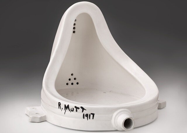 Классика реди-мейд - то, с чего всё началось. Знаменитый писсуар Дюшана, который он выставил в качестве произведения искусства, ничего к нему не добавив, кроме подписи.