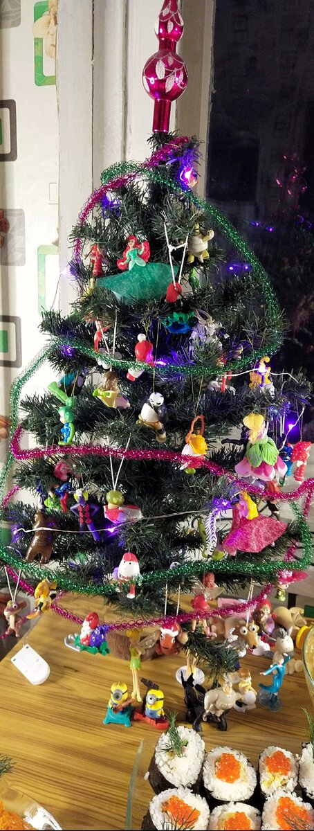 Моя странная наряженная игрушками из Киндер сюрпризов ёлка.