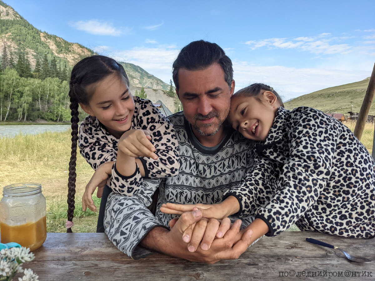 С детьми на берегу реки Чуя на Алтае, июль 2021 