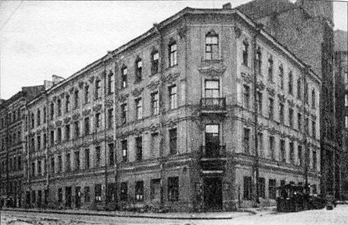 Вон какой красавчег!  Фото 1949 года. представляете, дом пережил блокаду!