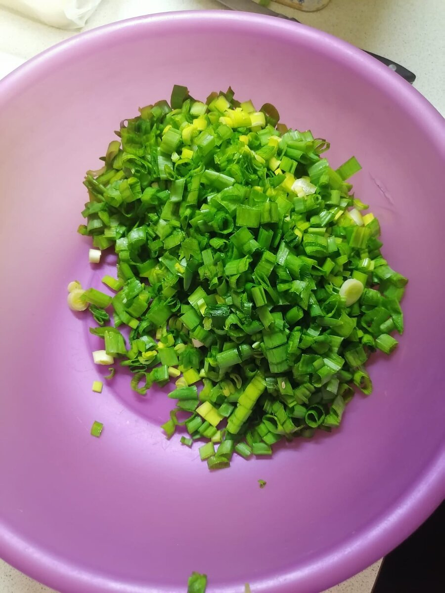 Лук зелёный. Посыпать солью и помять.