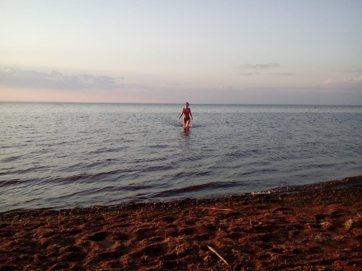 Девушка выходящая из воды. Она приплыла куда хотела.
