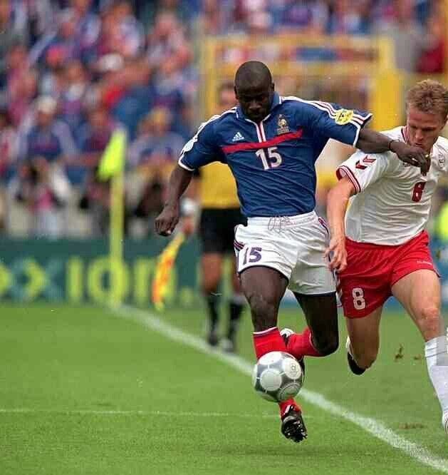 В борьбе за мяч Тюрам (№15) и Гронкьер (№8). Источник: al-ain.com