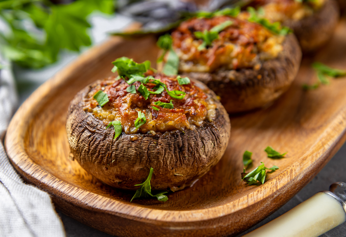 Фаршированные шампиньоны с гречкой и овощами.. Сом фаршированный грибами. Першампьоны фаршированный. Картинка брюква фаршированная грибами.