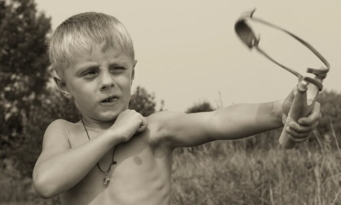 Рогатка в руках мальчугана - поистине грозное оружие! Сколько же переделок связано с ней!
