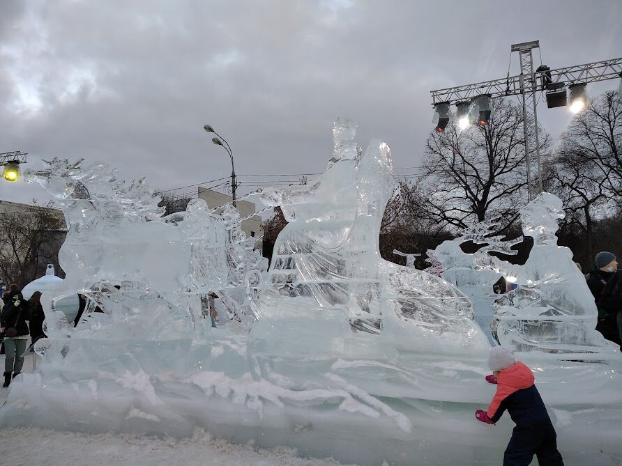 Тройка со Снежной королевой и Каем на санках. Работа команды Сергиева Посада.